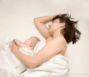 мама спить після родів