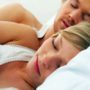 Вчені розповіли, чому варто лягати спати одночасно з партнером