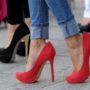 Чоловіки більше допомагають жінкам у взутті на каблуках