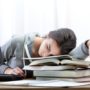 Нестача сну підвищує ризик гіпертонії – ось скільки потрібно спати