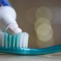Стоматолог назвав оптимальний обсяг зубної пасти для чищення зубів