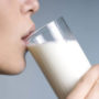 Вчені висловилися про користь і небезпеку сирого молока