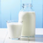 Чим корисне для здоров’я гаряче і холодне молоко, розповіли експерти
