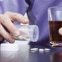 Лікар пояснив небезпеку змішування алкоголю з антибіотиками для печінки