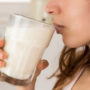 Дієтолог пояснив, чи можна дорослим людям пити молоко