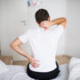 Болі в тілі вранці можуть виникати через неправильну позу уві сні або хворобу