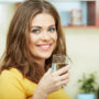 Простий спосіб поліпшити здоров’я за допомогою склянки теплої води