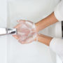 Неправильне миття рук може загрожувати онкологією, попередила дерматолог