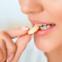 Медик назвала корисні перекуси, які допоможуть очистити зуби від нальоту