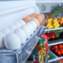 Курячі яйця не потрібно зберігати в дверцятах холодильника