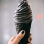 Чорні вафлі і морозиво: чому не варто їсти продукти з активованим вугіллям