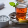 Медики розповіли, як може шкодити звичка пити чай з цукром