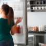 Чому гарячу їжу в холодильник ставити в жодному разі не можна