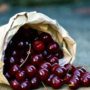 Вчені назвали ягоду, яка рятує від «тихого» раку кишечника