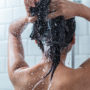 Вчені: Щоденний душ з використанням мила шкодить шкірі