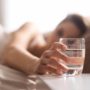 Чому залишений біля ліжка стакан води може викликати нудоту?