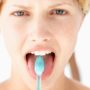 Чи є сенс зчищати наліт з язика під час чищення зубів?