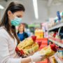 Іспанські експерти з’ясували, чи є на продуктах в супермаркетах коронавірус