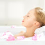 Прийняття гарячої ванни допомагає швидше заснути, але важливі час і температура