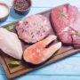 М’ясо чи риба: дієтологиня оцінила користь цих продуктів