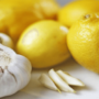 Лікар розповіла про негативні наслідки через надмірне вживання часнику і лимона