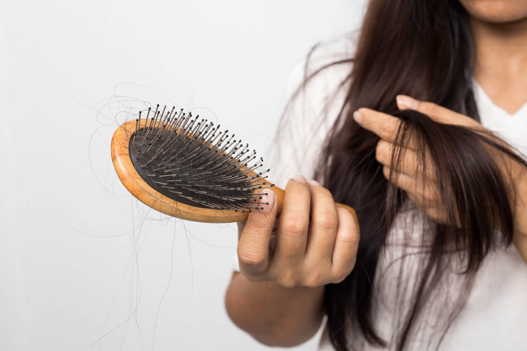 Експерти назвали шість причин випадання волосся у жінок