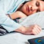 Експерти пояснили, чому небезпечно класти телефон під подушку під час сну