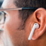 Отоларинголог пояснив, чому небезпечно довго залишати навушники у вухах