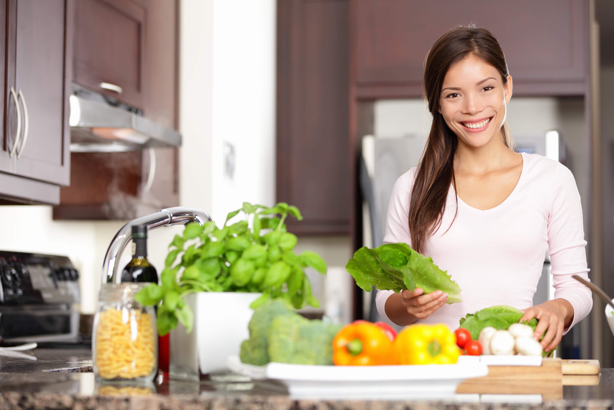 She cooks very well. Женщина на кухне. Женщина готовит еду. Здоровая девушка на кухне. Женщина готовит на кухне.