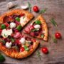 Дієтолог пояснила, чому гіпертонікам не можна їсти заморожену піцу