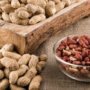 Вчені пояснили, чим корисний слабосолоний арахіс
