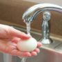 Чому мити яйця водою небезпечно для здоров’я