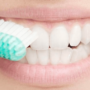 Стоматологи пояснили, чому недостатньо чистити зуби один раз на день